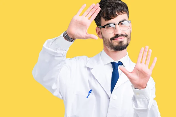 Junger Professioneller Wissenschaftler Mann Trägt Weißen Mantel Über Isoliertem Hintergrund — Stockfoto
