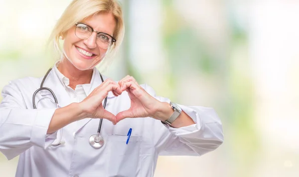 Médico Rubio Mediana Edad Mujer Sobre Fondo Aislado Sonriendo Amor — Foto de Stock