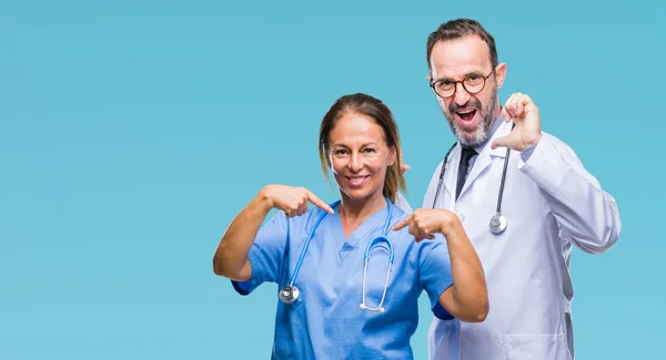 Médicos Hispânicos Meia Idade Casal Vestindo Uniforme Médico Sobre Fundo — Fotografia de Stock