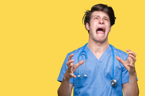 Jonge Dokter Medische Uniform Dragen Geïsoleerd Achtergrond Gek Gek Schreeuwen — Stockfoto