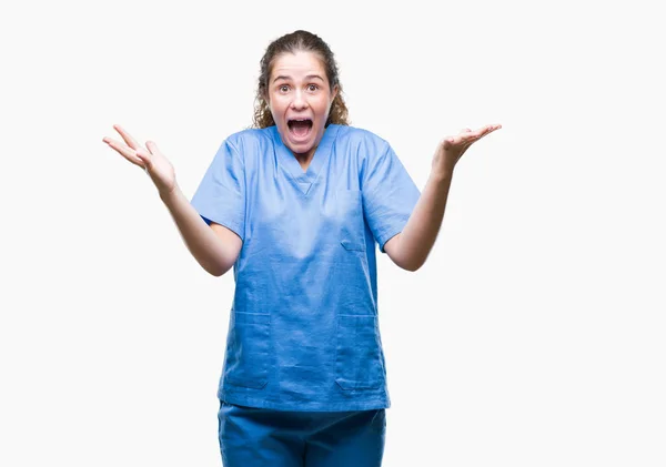 若いブルネット医者女の子身に着けている看護師や外科医 腕を上げると狂気と成功のびっくりを祝う孤立の背景上に一様し 叫んで興奮して目を開きます 勝者の概念 — ストック写真
