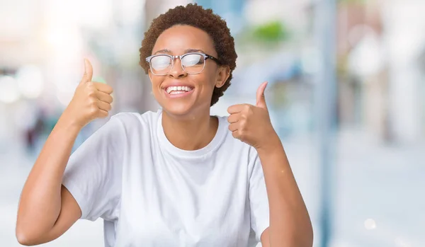 Vackra Unga Afroamerikanska Kvinna Som Bär Glasögon Över Isolerade Bakgrund — Stockfoto