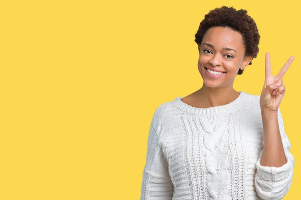 Hermosa Mujer Afroamericana Joven Usando Suéter Sobre Fondo Aislado Mostrando —  Fotos de Stock