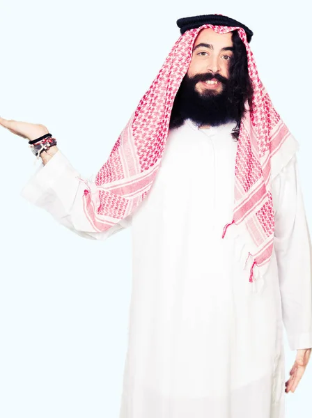 Arabischer Geschäftsmann Mit Langen Haaren Der Einen Traditionellen Keffiyeh Schal — Stockfoto