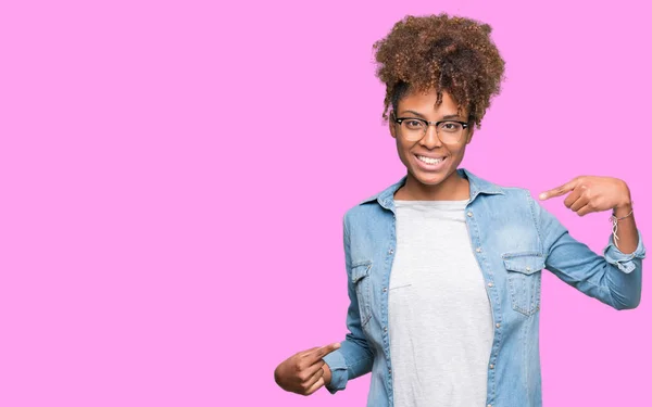 Gyönyörű Fiatal Afrikai Amerikai Szemüveg Viselése Alatt Elszigetelt Háttér Látszó — Stock Fotó