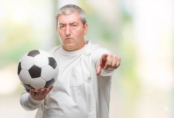 サッカー サッカー ボールの上に保持しているハンサムな年配の男性分離カメラと指で指している背景 手署名 正面からポジティブで自信のジェスチャー — ストック写真
