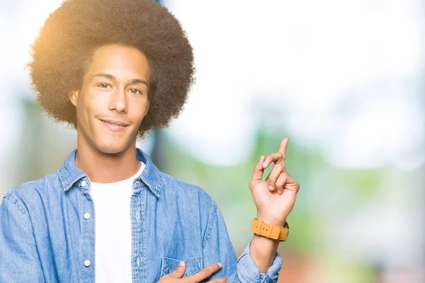 Unga Afroamerikanska Man Med Afro Hår Med Ett Stort Leende — Stockfoto