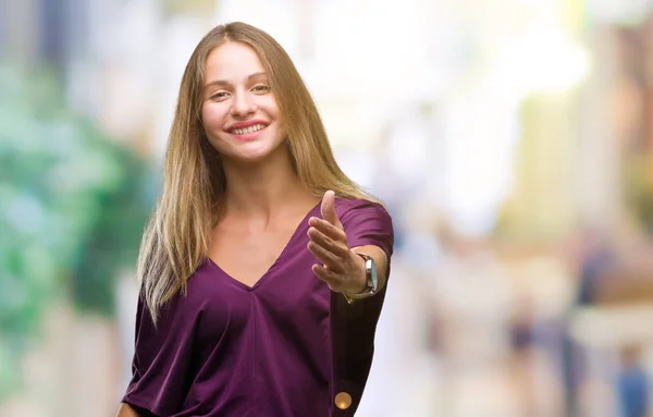 Mooie Blonde Elegante Jongedame Geïsoleerde Achtergrond Lachende Vriendelijke Aanbod Als — Stockfoto