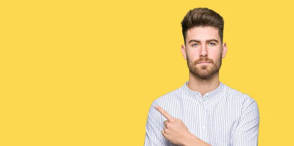 Junger Gutaussehender Mann Der Mit Dem Zeigefinger Zur Seite Zeigt — Stockfoto