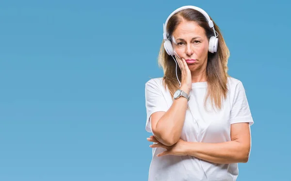 Spaanse Vrouw Van Middelbare Leeftijd Luisteren Naar Muziek Hoofdtelefoon Dragen — Stockfoto