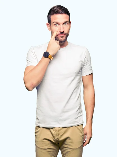 Bonito Homem Vestindo Camiseta Branca Casual Apontando Para Olhos Observando — Fotografia de Stock