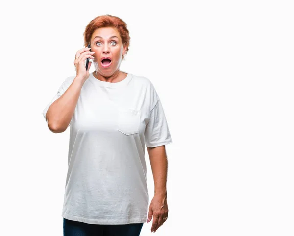 Atrractive Anziano Caucasico Rossa Donna Parlando Smartphone Sfondo Isolato Spaventato — Foto Stock