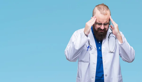 年轻的高加索医生人穿着医疗白色外套在孤立的背景与手在头为痛苦在头由于重音 患有偏头痛 — 图库照片