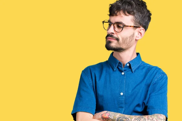 Joven Hombre Guapo Con Gafas Sobre Fondo Aislado Sonriendo Mirando —  Fotos de Stock