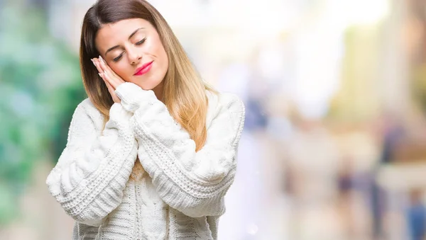 Junge Schöne Frau Lässigen Weißen Pullover Über Isoliertem Hintergrund Schlafen — Stockfoto