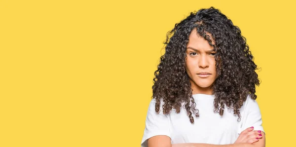 Mooie Jongedame Met Krullend Haar Het Dragen Van Witte Shirt — Stockfoto