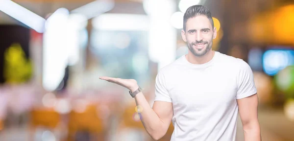 Giovane Uomo Che Indossa Casual Shirt Bianca Sfondo Isolato Sorridente — Foto Stock