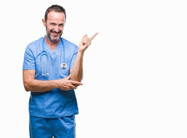 Hombre Médico Mediana Edad Con Uniforme Médico Sobre Fondo Aislado — Foto de Stock