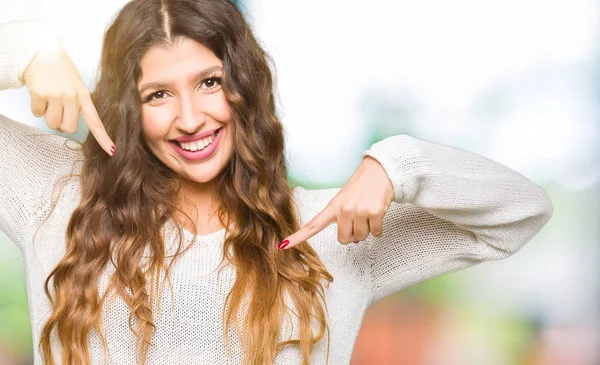 Junge Schöne Frau Weißem Pullover Sieht Selbstbewusst Mit Einem Lächeln — Stockfoto