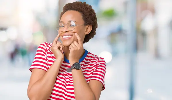 Mooie Jonge African American Vrouw Dragen Bril Geïsoleerde Achtergrond Smiling — Stockfoto