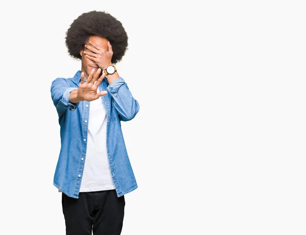 Unga Afroamerikanska Mannen Med Afro Hår Täcker Ögonen Med Händerna — Stockfoto