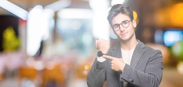 Giovane Uomo Affari Con Gli Occhiali Sfondo Isolato Fretta Indicando — Foto Stock