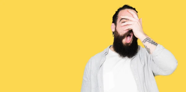 Jovem Com Cabelos Longos Barba Brincos Espreitando Choque Cobrindo Rosto — Fotografia de Stock