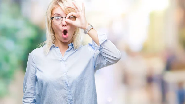 Junge Schöne Blonde Geschäftsfrau Mit Brille Über Isoliertem Hintergrund Tut — Stockfoto