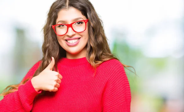 Jovem Mulher Bonita Vestindo Óculos Vermelhos Fazendo Polegares Felizes Até — Fotografia de Stock