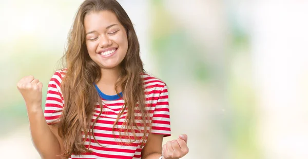 Jonge Mooie Brunette Vrouw Dragen Strepen Shirt Geïsoleerde Achtergrond Erg — Stockfoto