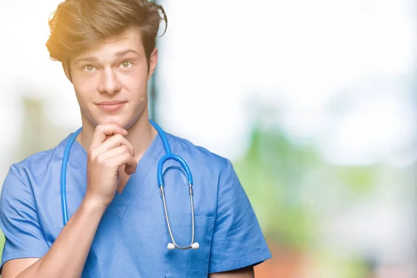 Giovane Medico Indossando Uniforme Medica Sfondo Isolato Con Mano Sul — Foto Stock