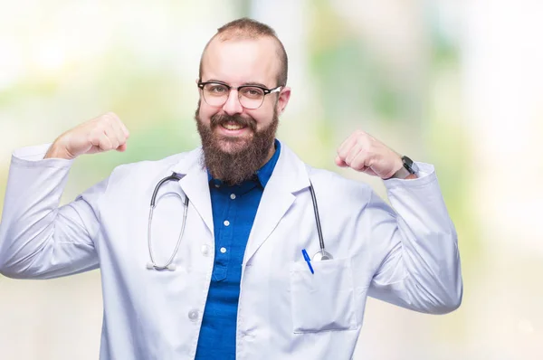 Jovem Homem Médico Caucasiano Vestindo Casaco Branco Médico Sobre Fundo — Fotografia de Stock