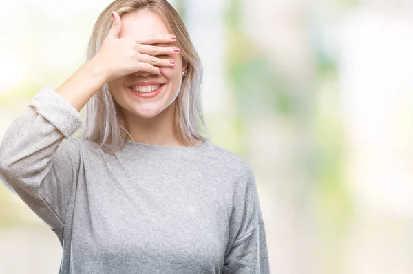 Mujer Rubia Joven Sobre Fondo Aislado Sonriendo Riendo Con Mano — Foto de Stock