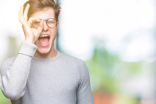 Jeune Bel Homme Portant Des Lunettes Sur Fond Isolé Faisant — Photo