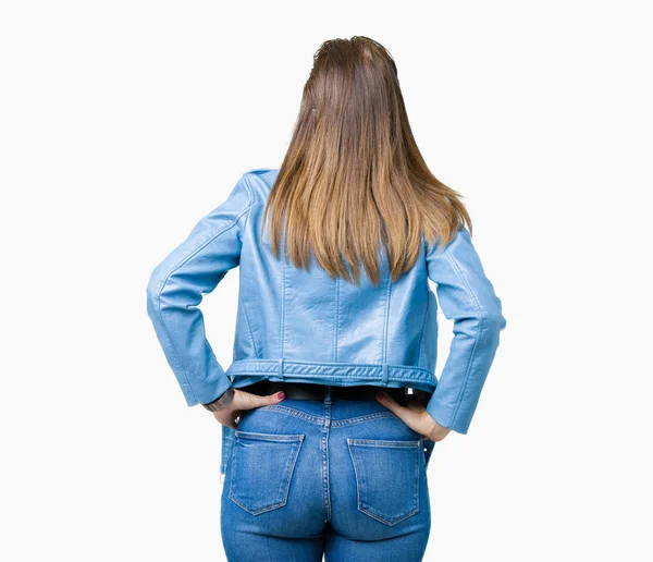 美丽的中年成熟的女人穿着时尚皮夹克在孤立的背景站向后看着远离身体上的手臂 — 图库照片