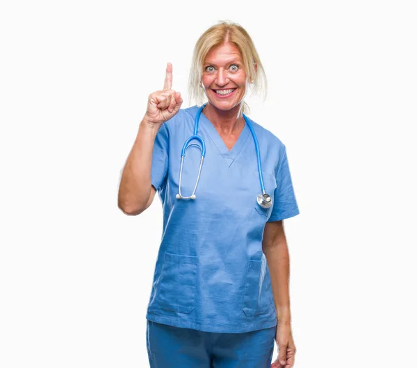Średnim Wieku Kobieta Blonde Pielęgniarka Chirurg Lekarz Białym Tle Wskazując — Zdjęcie stockowe