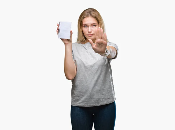 Joven Mujer Caucásica Sosteniendo Cuaderno Blanco Sobre Fondo Aislado Con —  Fotos de Stock