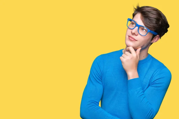 Joven Hombre Guapo Con Gafas Azules Sobre Fondo Aislado Con —  Fotos de Stock