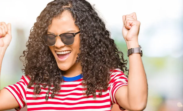 Young Beautiful Woman Curly Hair Wearing Sunglasses Celebrating Mad Crazy — Stock Photo, Image