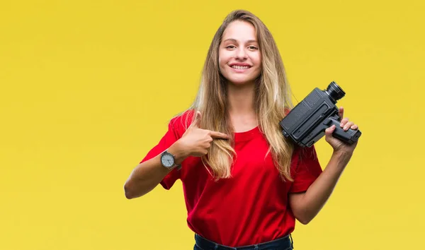 Young Beautiful Blonde Woman Filming Using Vintage Camera Isolated Background — Stock Photo, Image