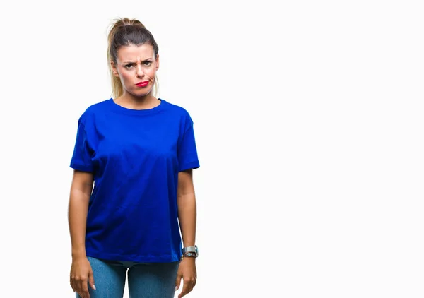 顔をしかめ懐疑的な孤立した背景と緊張 カジュアルなブルー シャツを着て若い美しい女性の問題のために動揺 否定的な人 — ストック写真