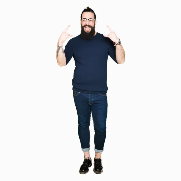 Giovane Hipster Uomo Con Capelli Lunghi Barba Indossando Occhiali Urlando — Foto Stock