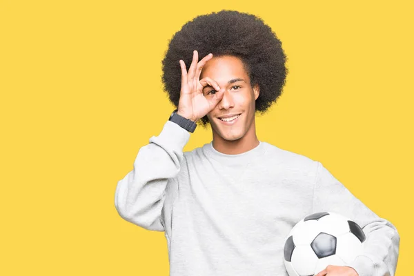 Junger Afrikanisch Amerikanischer Mann Mit Afro Haaren Hält Fußballball Mit — Stockfoto