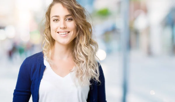 Bella Giovane Donna Bionda Sfondo Isolato Con Sorriso Felice Fresco — Foto Stock