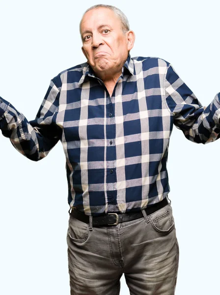 Bonito Homem Sênior Vestindo Camisa Casual Sem Noção Expressão Confusa — Fotografia de Stock