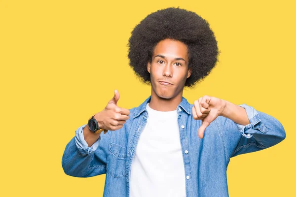 Jonge Afro Amerikaanse Man Met Afro Haar Die Doen Omhoog — Stockfoto