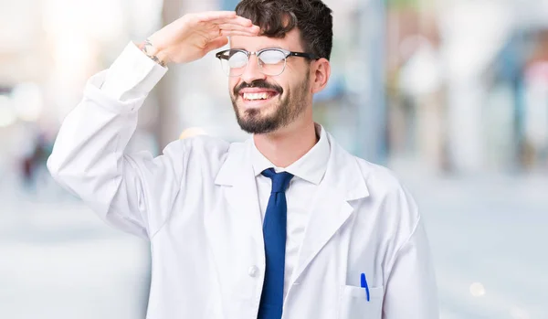 白衣を着ている若いプロの科学者男は 非常に幸せと笑顔の頭上の手で遠く離れている背景を分離しました 概念を検索 — ストック写真