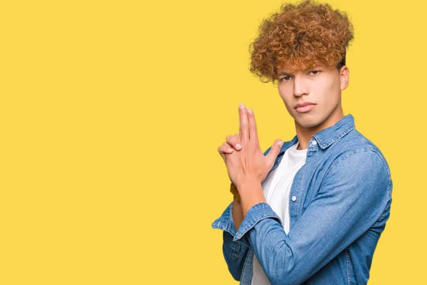 Jovem Homem Bonito Com Cabelo Afro Usando Casaco Ganga Segurando — Fotografia de Stock