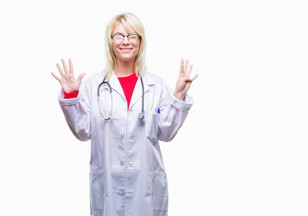 年轻美丽的金发碧眼的医生妇女穿着医疗制服在孤立的背景显示和手指 同时微笑着自信和快乐 — 图库照片