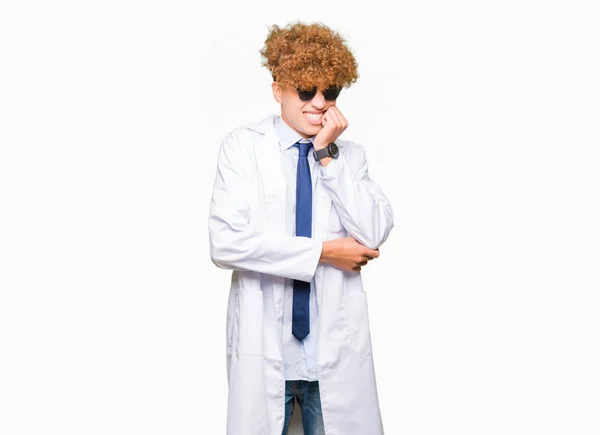 Homem Cientista Bonito Jovem Vestindo Casaco Profissional Óculos Sol Olhando — Fotografia de Stock